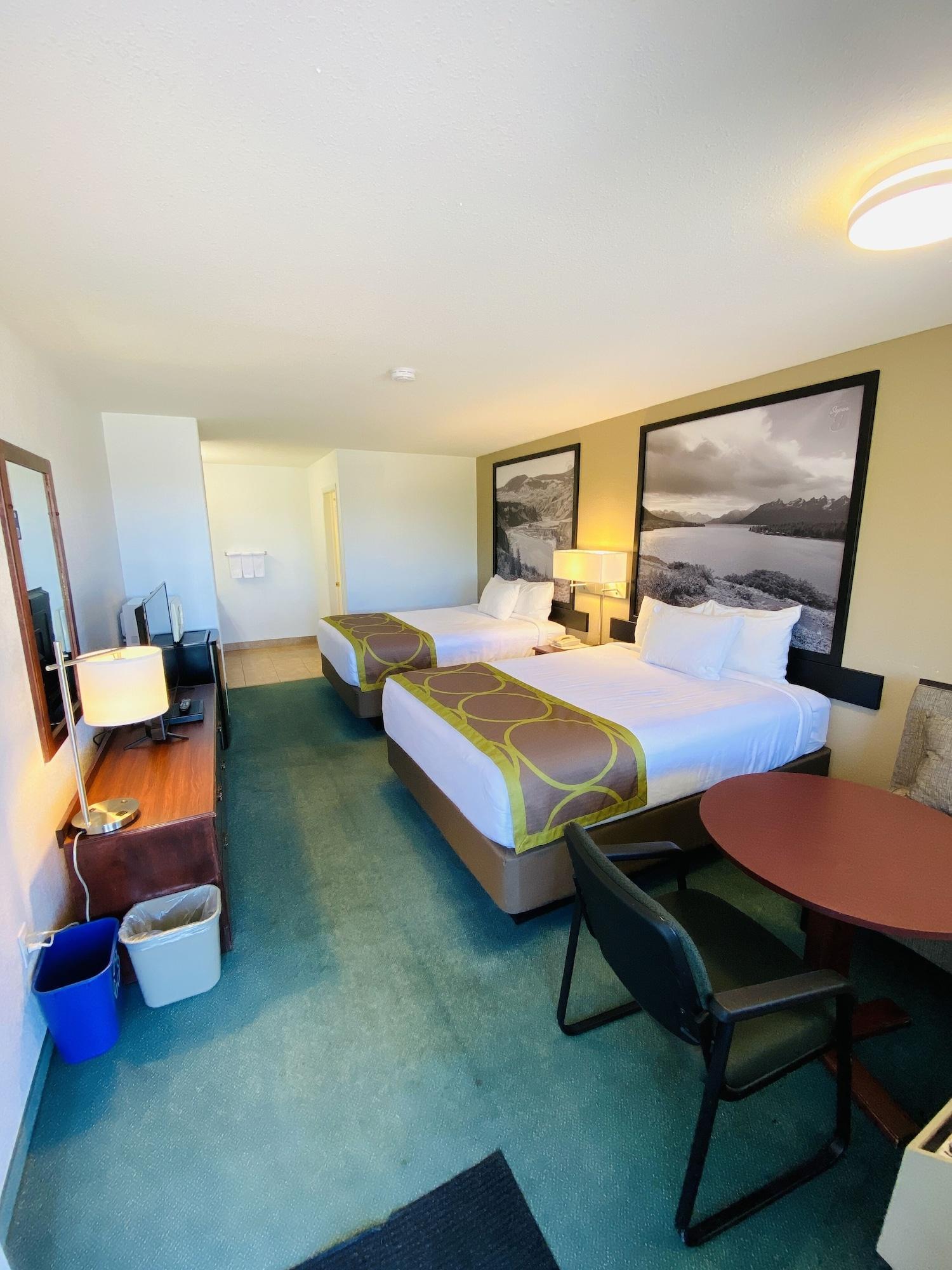 Super 8 By Wyndham 100 Mile House Hotel Exterior foto