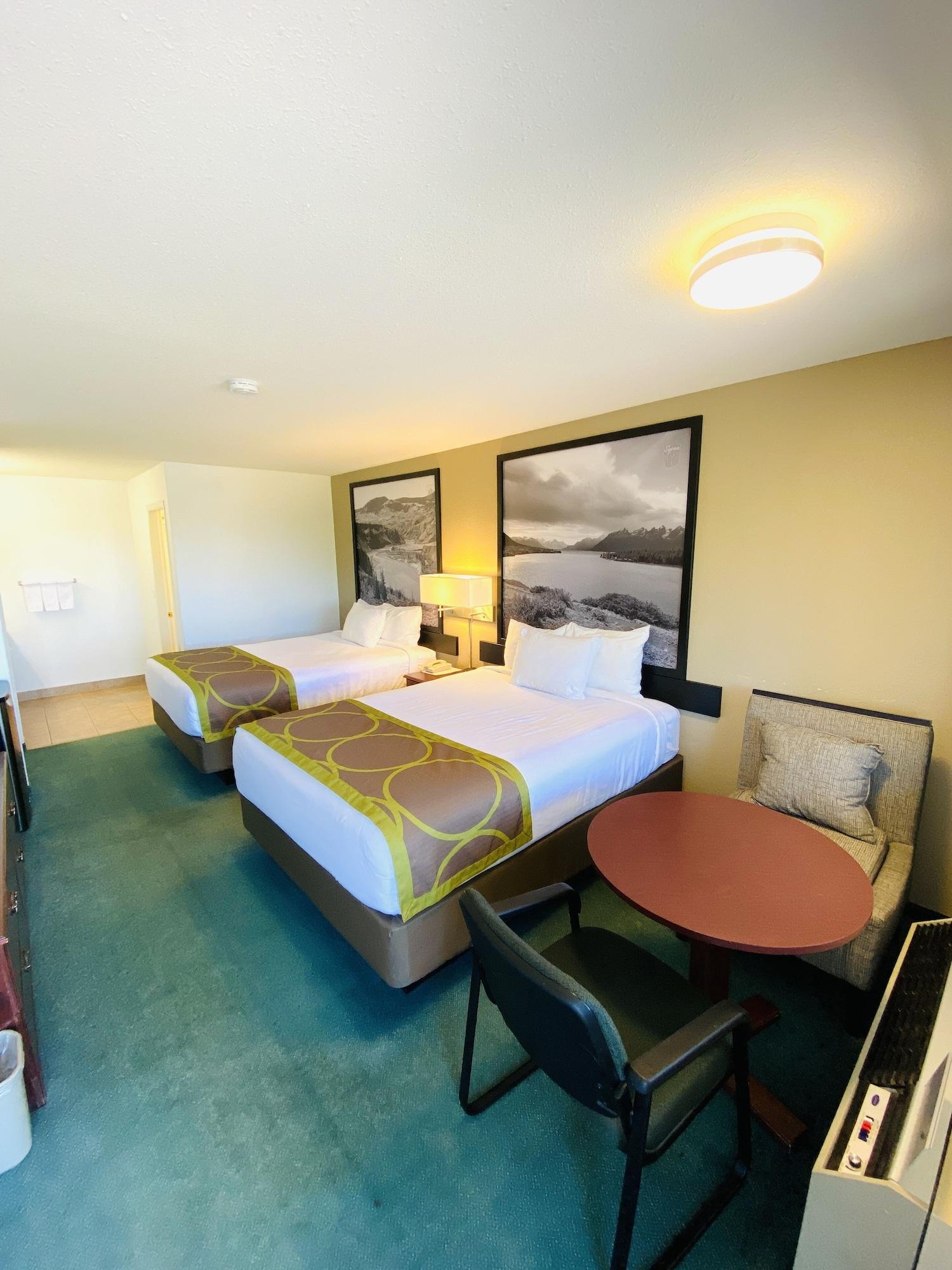 Super 8 By Wyndham 100 Mile House Hotel Exterior foto