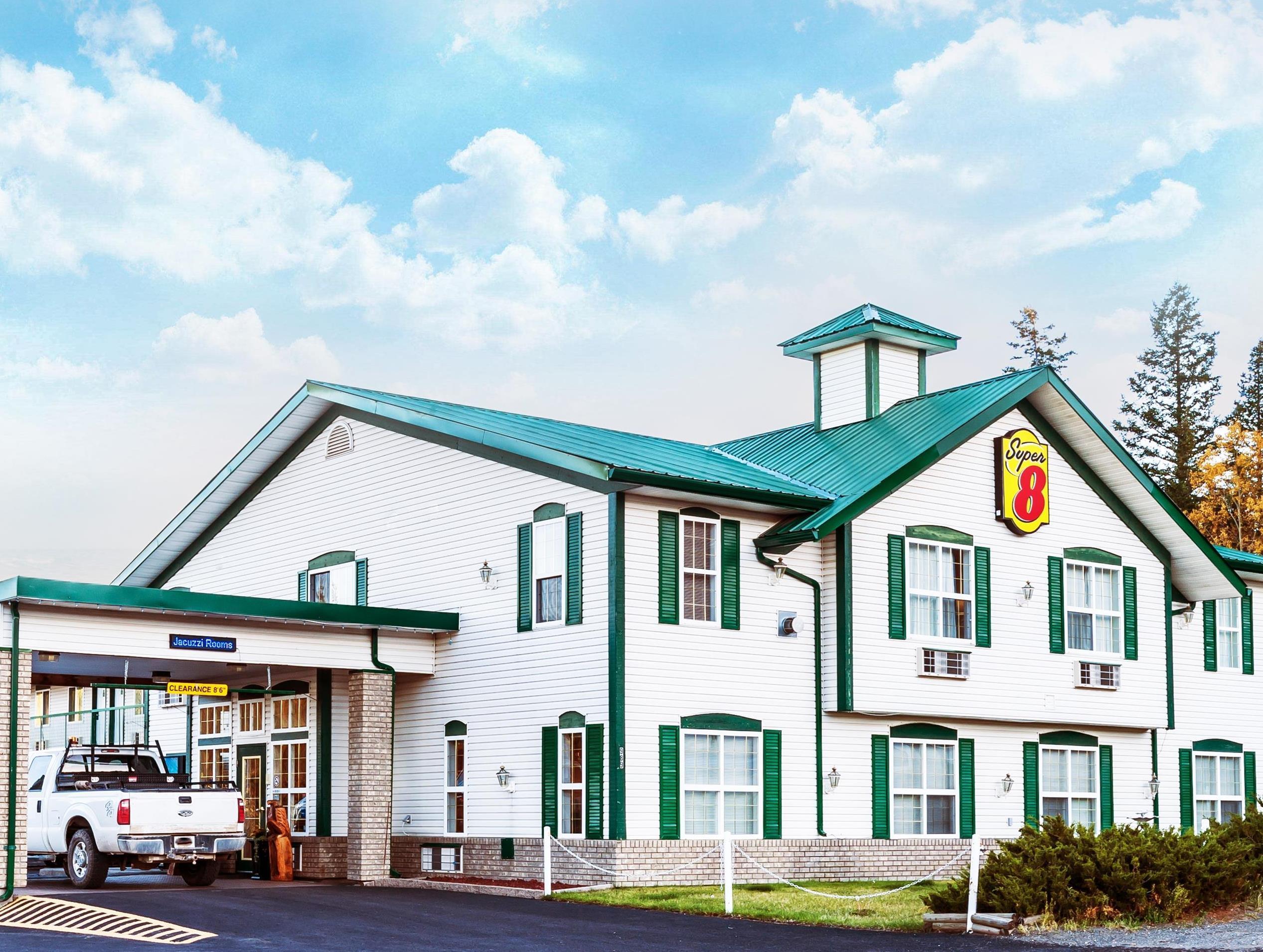 Super 8 By Wyndham 100 Mile House Hotel Exterior foto