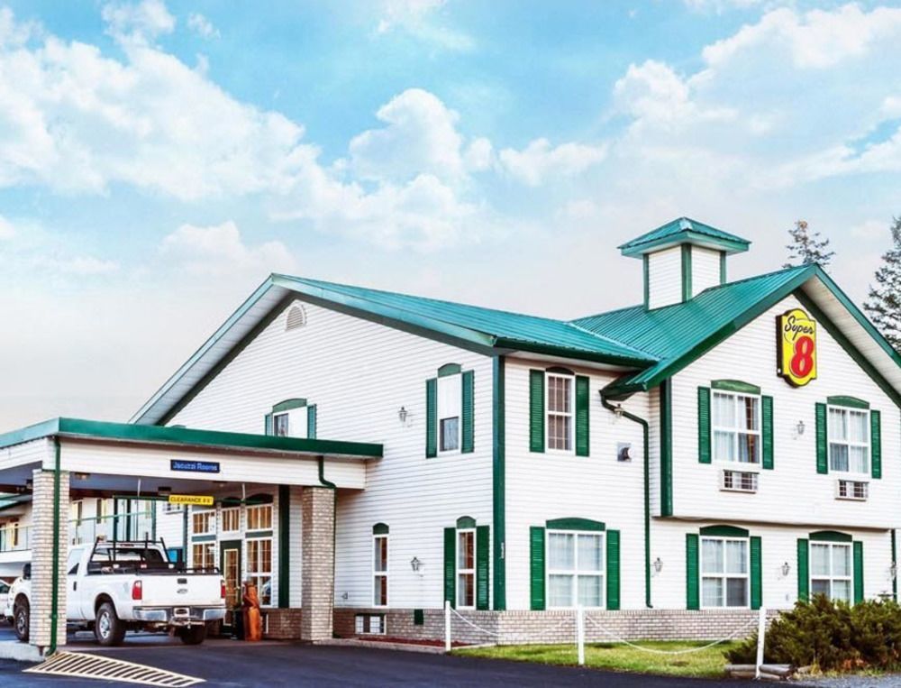 Super 8 By Wyndham 100 Mile House Hotel Exterior foto