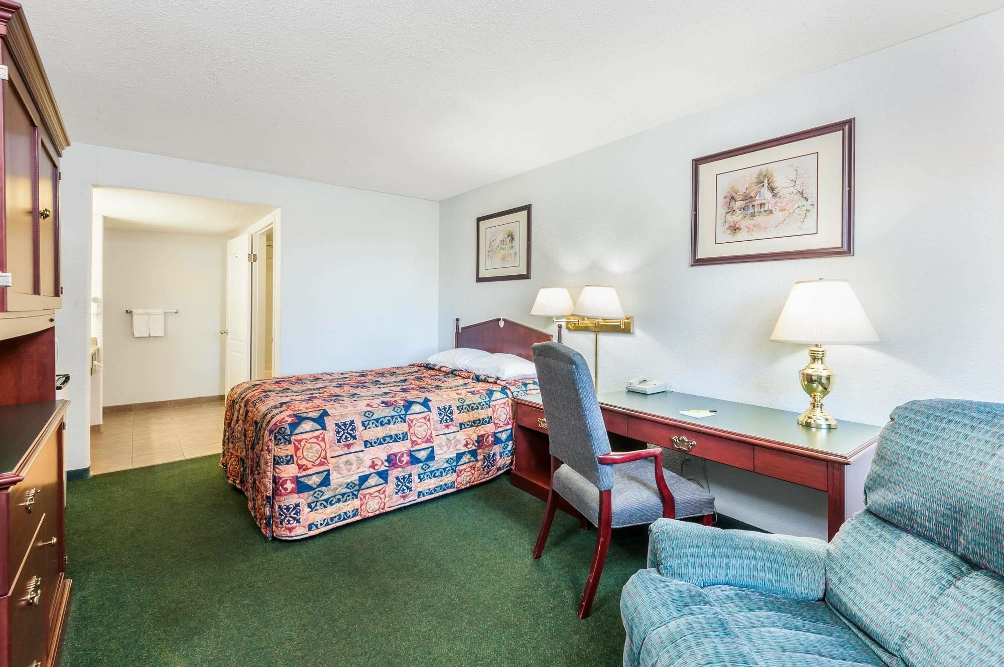Super 8 By Wyndham 100 Mile House Hotel Exterior foto