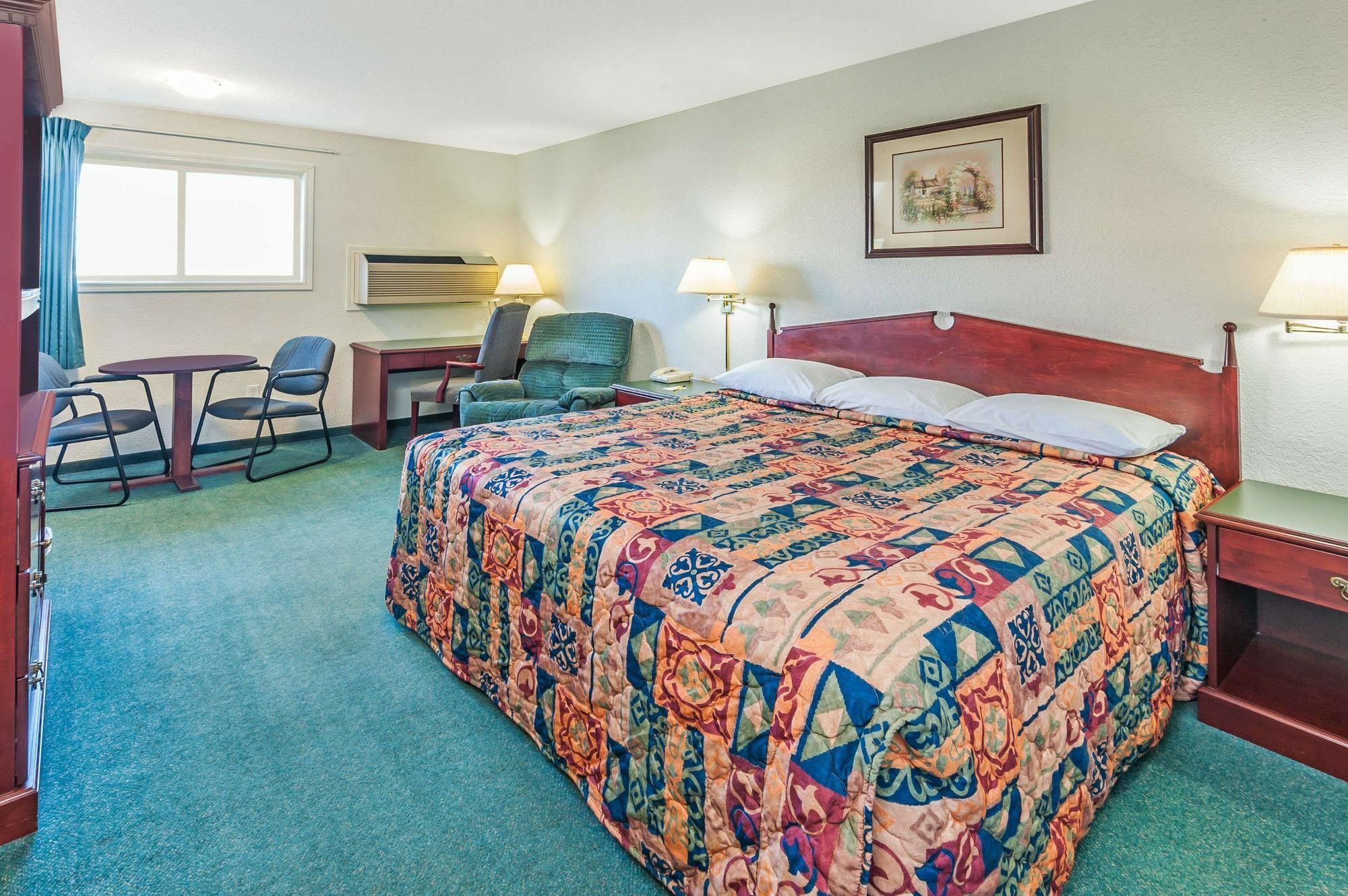 Super 8 By Wyndham 100 Mile House Hotel Exterior foto