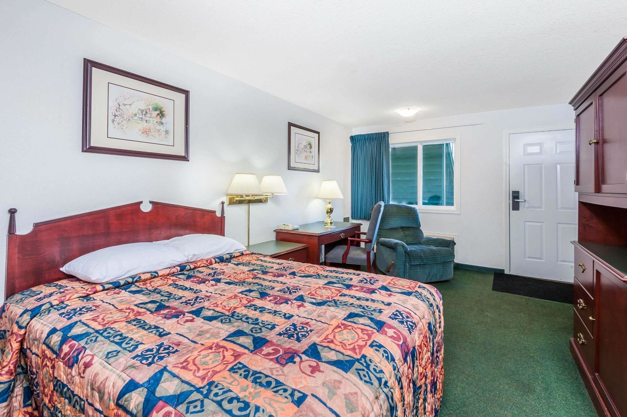 Super 8 By Wyndham 100 Mile House Hotel Exterior foto